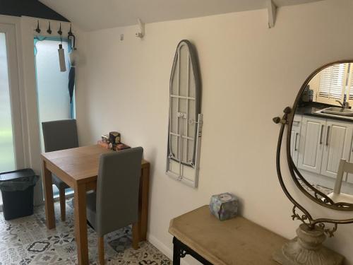 Private apartment with en-suite in Bournemouth Suburbs