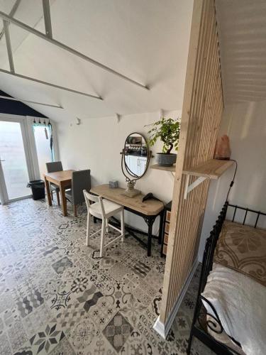 Private apartment with en-suite in Bournemouth Suburbs