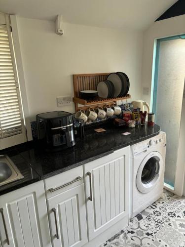 Private apartment with en-suite in Bournemouth Suburbs