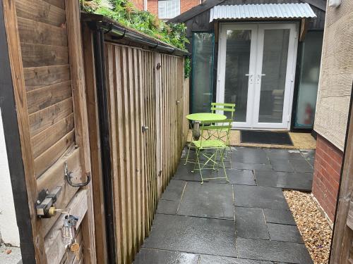 Private apartment with en-suite in Bournemouth Suburbs