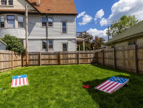 Belleview House - Charming Pet-Friendly 3-BR Home, Backyard, Firepit in Milwaukee, USA