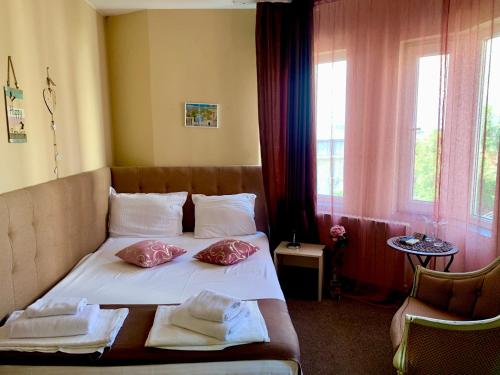 Deluxe Double Room with Balcony image 3