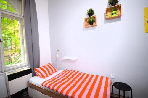 Economy Twin Room with Shared Bathroom image 9