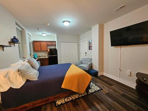 Cute + Cozy Studio at The Inman - 207 in Champaign, USA