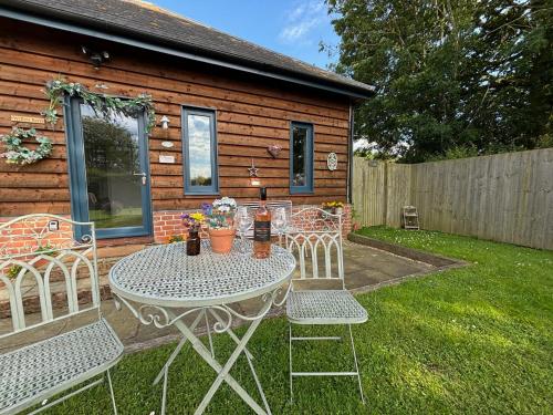 حديقة, Willow Barn luxury countryside accommodation in Bury St Edmunds in Ixworth