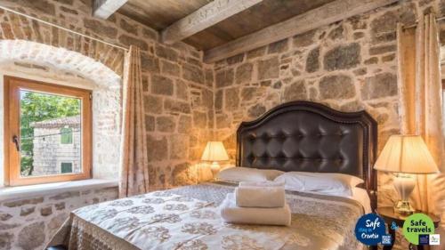 Historic Plaza Varos Split - image 8