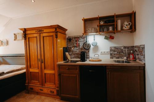 廚房, Altes Häusle am Waschbach Anno 1625 Ferienwohnungen und Privat Spa (Altes Hausle am Waschbach Anno 1625 Ferienwohnungen und Privat Spa) in 埃登科本