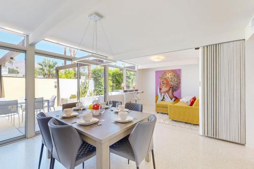 Midmod Retreat in Palm Springs, USA