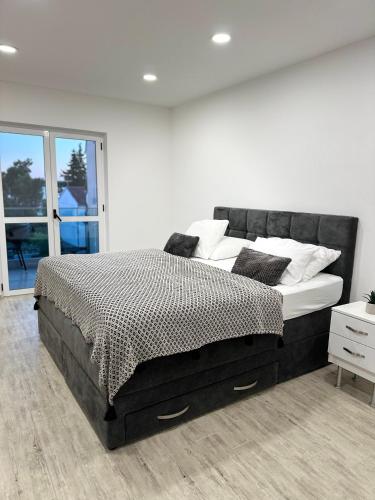 One-Bedroom Apartment image 9