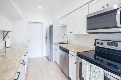 Comfort and Style 2 Bed 1 bath 2 min to the Beach! thumb 4