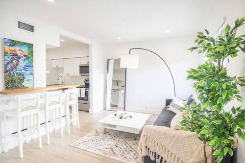 Comfort and Style 2 Bed 1 bath 2 min to the Beach! in Miami Beach, USA