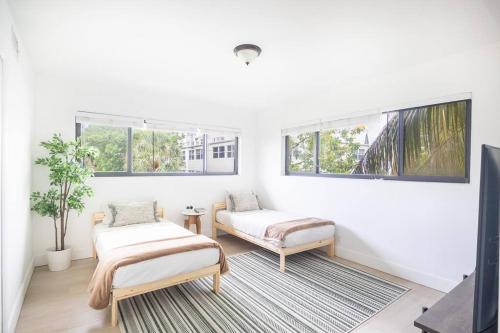 Comfort and Style 2 Bed 1 bath 2 min to the Beach! in Miami Beach, USA