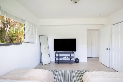 Comfort and Style 2 Bed 1 bath 2 min to the Beach! in Miami Beach, USA