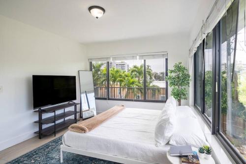 Comfort and Style 2 Bed 1 bath 2 min to the Beach! in Miami Beach, USA