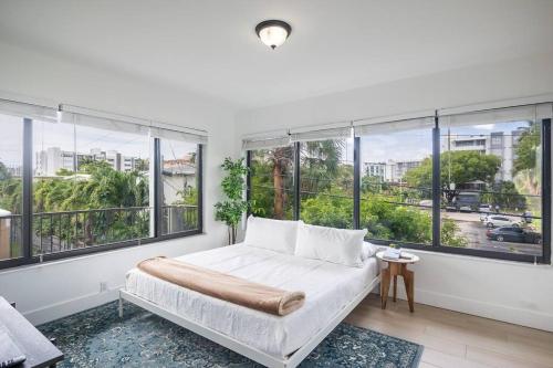 Comfort and Style 2 Bed 1 bath 2 min to the Beach! in Miami Beach, USA