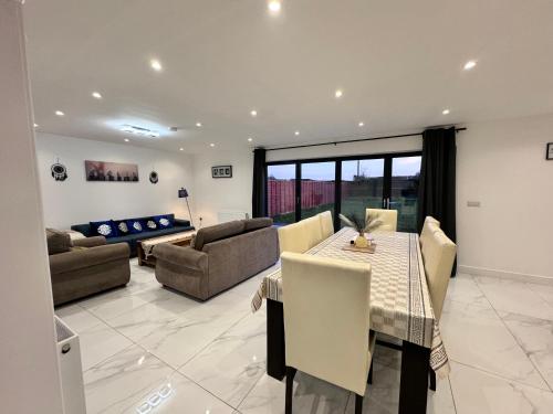 1 Orchard Farm Cottages Sleeps 10, Open plan Kitchen & Large Garden in Східний Грінстед