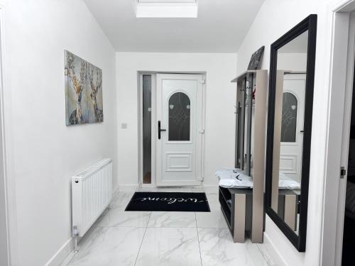 1 Orchard Farm Cottages Sleeps 10, Open plan Kitchen & Large Garden in Східний Грінстед