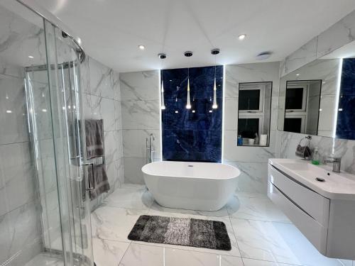 1 Orchard Farm Cottages Sleeps 10, Open plan Kitchen & Large Garden in Східний Грінстед