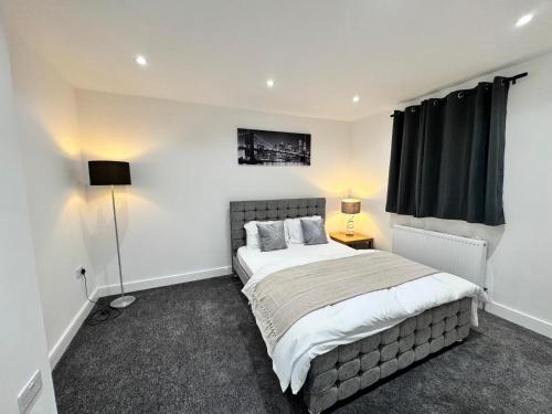 1 Orchard Farm Cottages Sleeps 10, Open plan Kitchen & Large Garden in Східний Грінстед