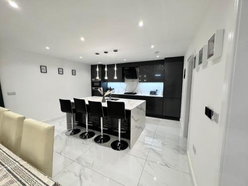 1 Orchard Farm Cottages Sleeps 10, Open plan Kitchen & Large Garden in Східний Грінстед