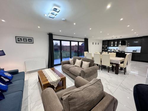 1 Orchard Farm Cottages Sleeps 10, Open plan Kitchen & Large Garden in Східний Грінстед