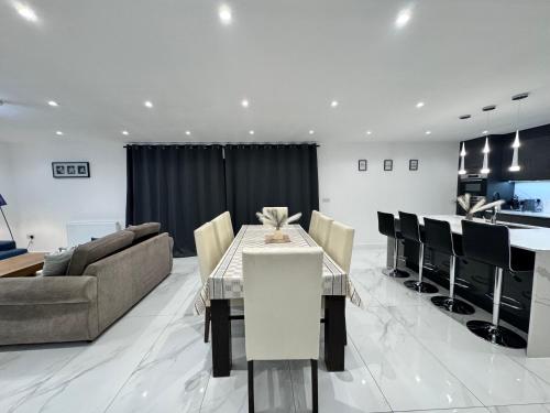 1 Orchard Farm Cottages Sleeps 10, Open plan Kitchen & Large Garden in Східний Грінстед