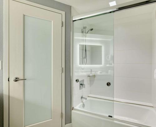 Deluxe King Room image 6