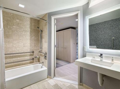 Mobility Accessible Deluxe King with Roll-In Shower image 5
