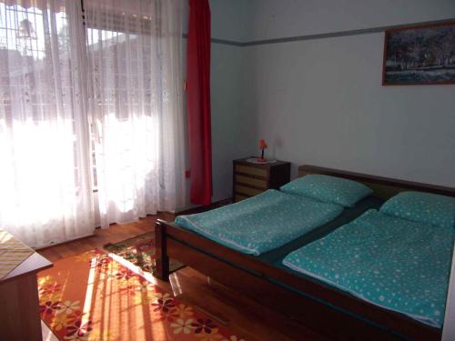 2 bedrooms, 4 beds