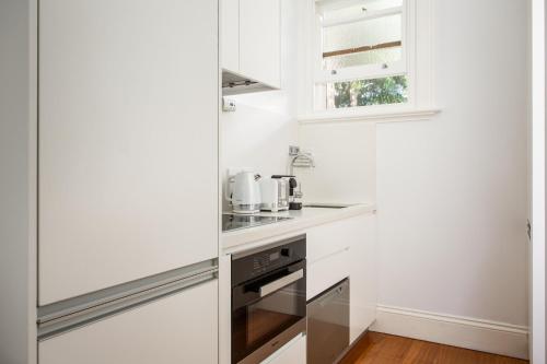 Boutique Studio with Balcony in Perfect Location - main image