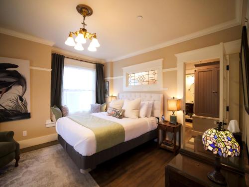 RedTail Inn - 3 Suites Sleeps up to 12 in Ashland City Center