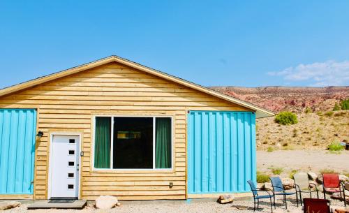 Shipping Container Home - Sleeps 18! in Moab, Vereinigte Staaten von Amerika