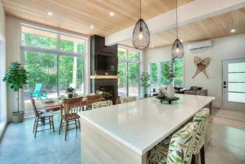 Valhalla Tremblant Cabin Retreat-Your Haven Awaits! in La Conception (QC)