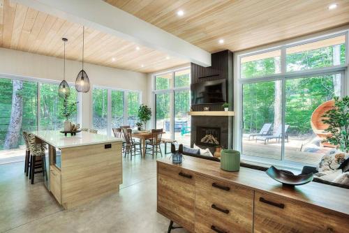 Valhalla Tremblant Cabin Retreat-Your Haven Awaits! in La Conception (QC)