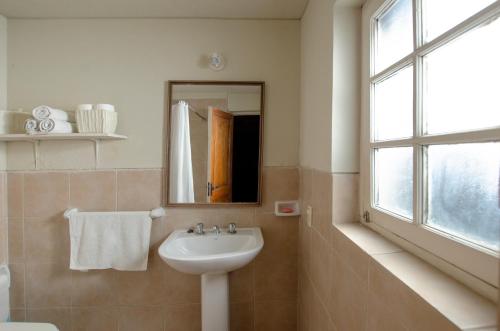 Twin Room image 5