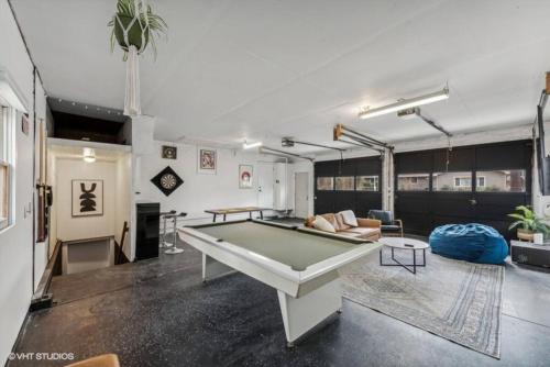 Blocks to Town, Game Room, Firepit, Huge Backyard in New Buffalo, USA