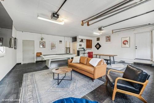 Blocks to Town, Game Room, Firepit, Huge Backyard in New Buffalo (Michigan)
