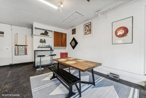 Blocks to Town, Game Room, Firepit, Huge Backyard in New Buffalo (Michigan)