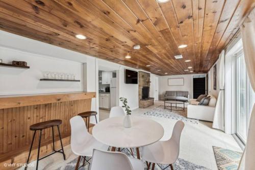 Pub/Lounge, Blocks to Town, Game Room, Firepit, Huge Backyard in New Buffalo (Michigan)