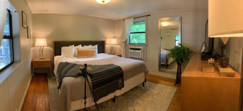 Loblolly Pines Adventure Cabin 2 King in Eureka Springs, USA