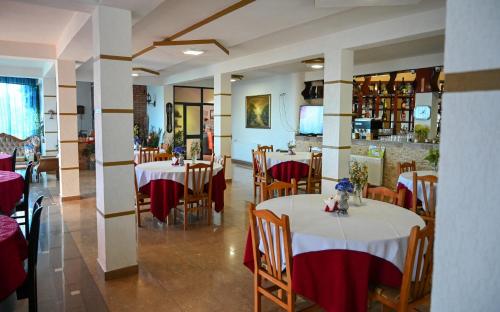 Joni Restaurant in פוגרדץ