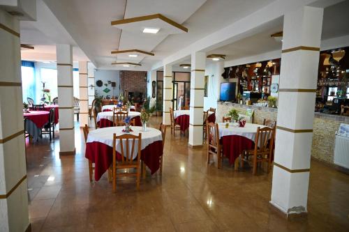 Joni Restaurant in פוגרדץ