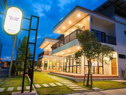 Yellow Moon Hotel, Pattaya central