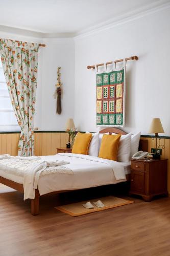 1 double bed, 2 twin beds