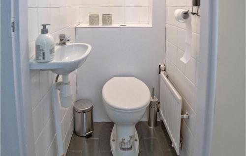 Bathroom, Gorgeous Home In Oostmahorn With Wifi in Dongeradeel