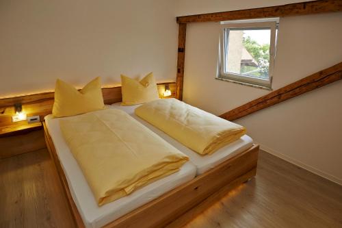 2 bedrooms, 3 beds