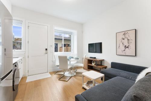 New Bright Modern Guest Suite in Vancouver in Burnaby, Canada