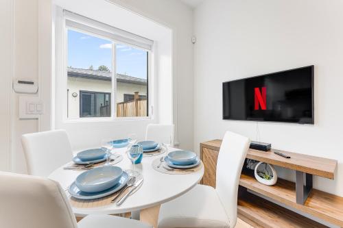 New Bright Modern Guest Suite in Vancouver in Burnaby, Canada