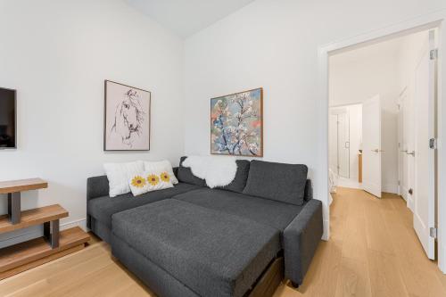New Bright Modern Guest Suite in Vancouver in Burnaby, Canada