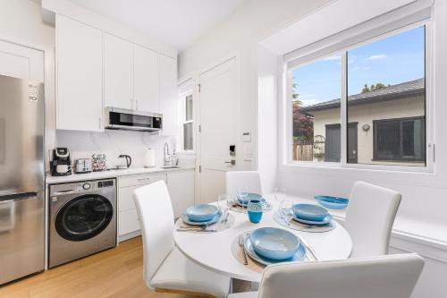 New Bright Modern Guest Suite in Vancouver in Burnaby, Canada